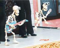 même les marionettes sont devenues des squelettes